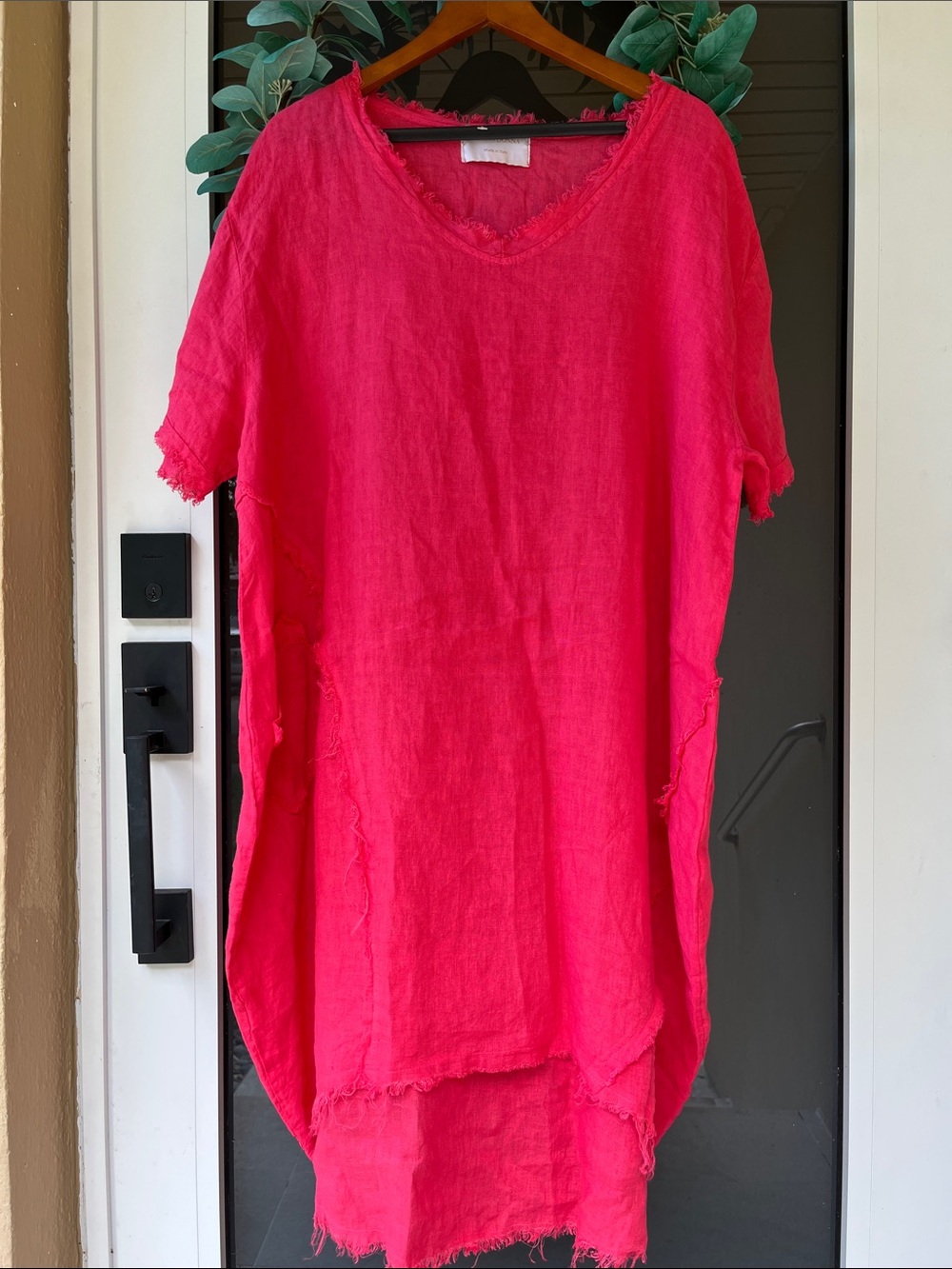 DONNA DONNA Relaxed V-Neck Linen Tunic in Bright Pink